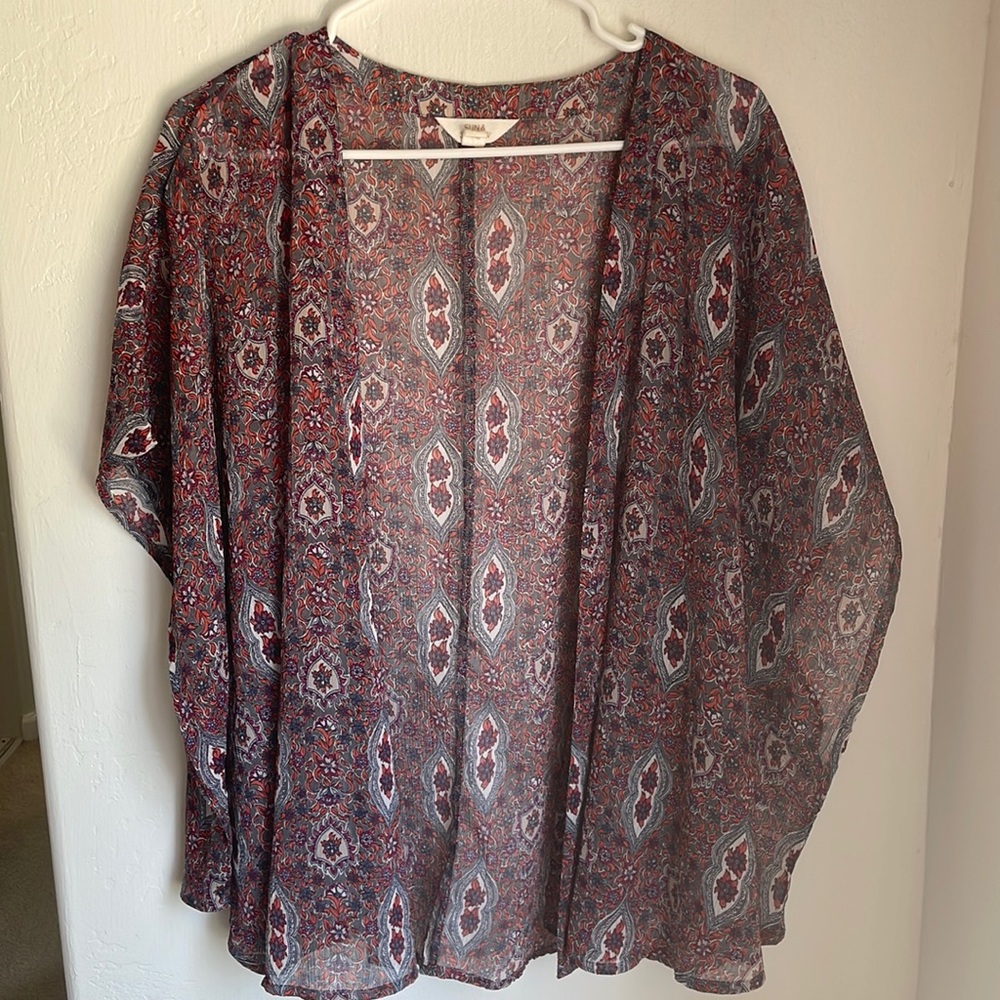 Maternity layering top. Extremely light weight and only worn a few times!